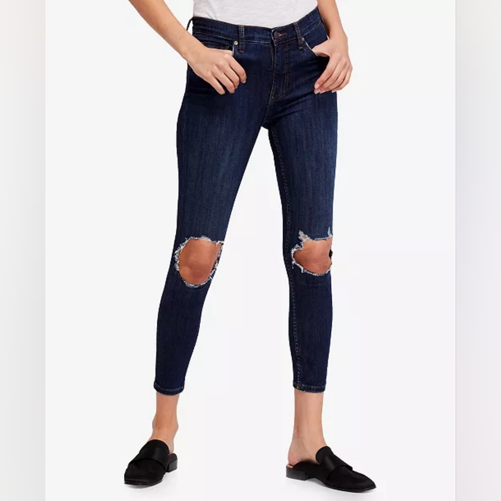 FREE PEOPLE BUSTED KNEE DARKWASH JEANS SZ 29
